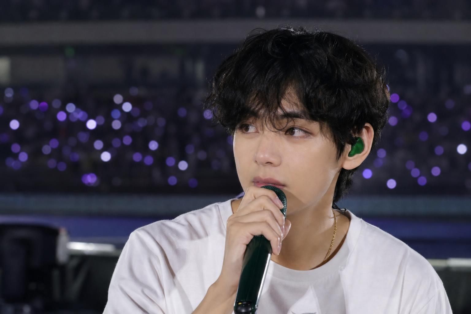 BTS V hair Image explaining the article's impact and background - Koreaboo reports that as members exchange examples—includin...