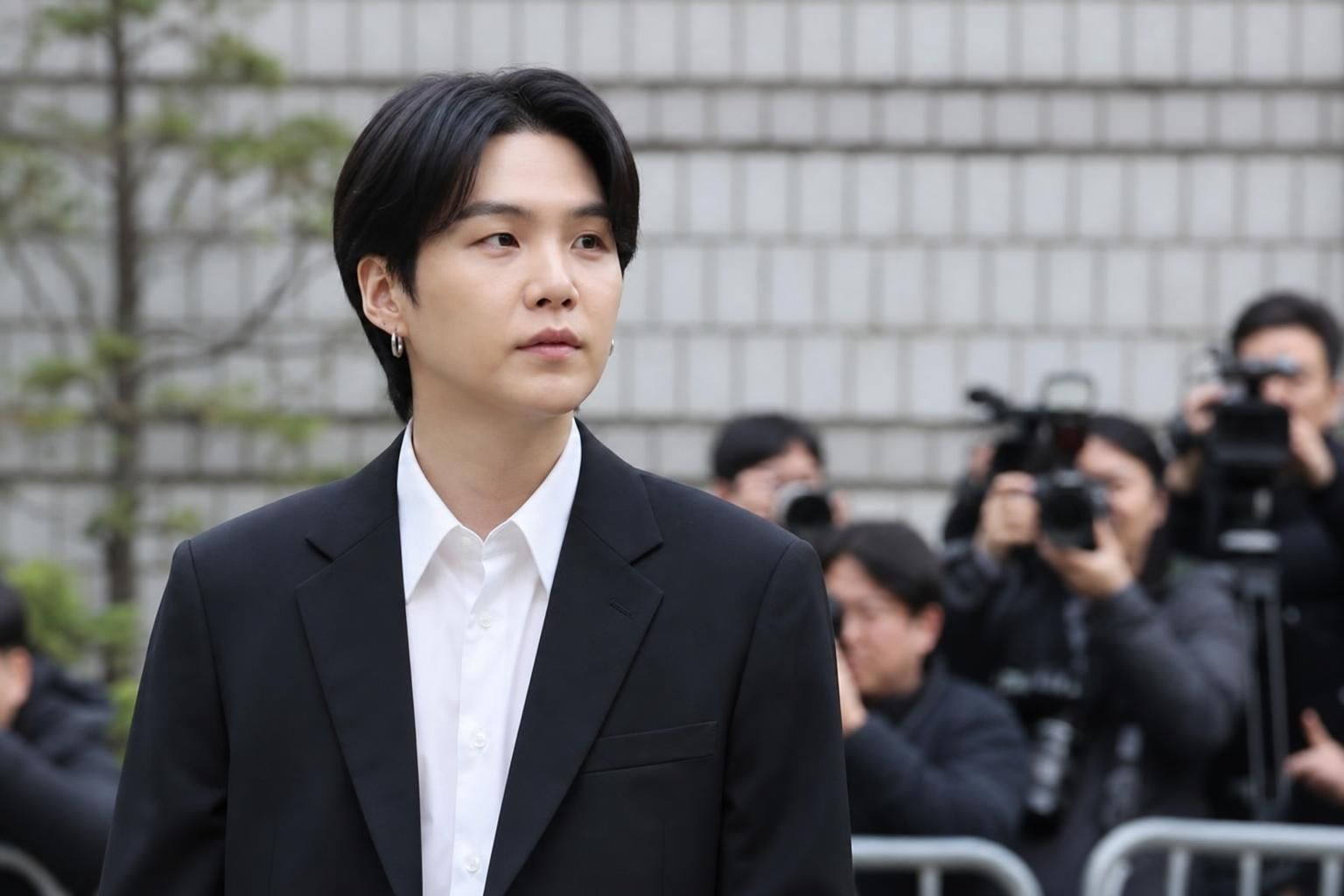 [Suga donation] Image showing the article's key context - The post argued that, in previous celebrity scandal cycles, groups...