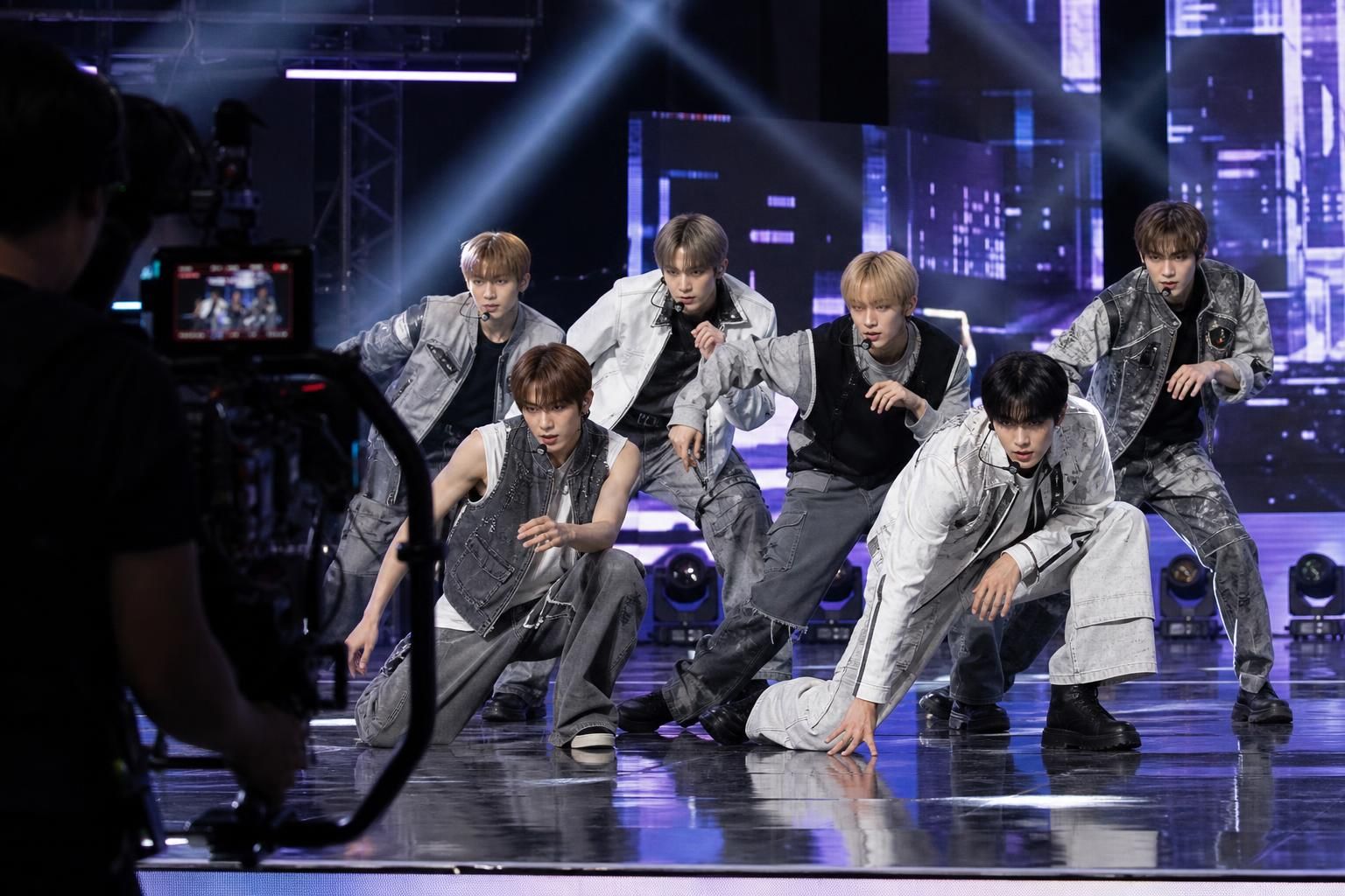 [kpop concert, weverse, stage recording] Image explaining the article's impact and background - Weverse’s notice references R...