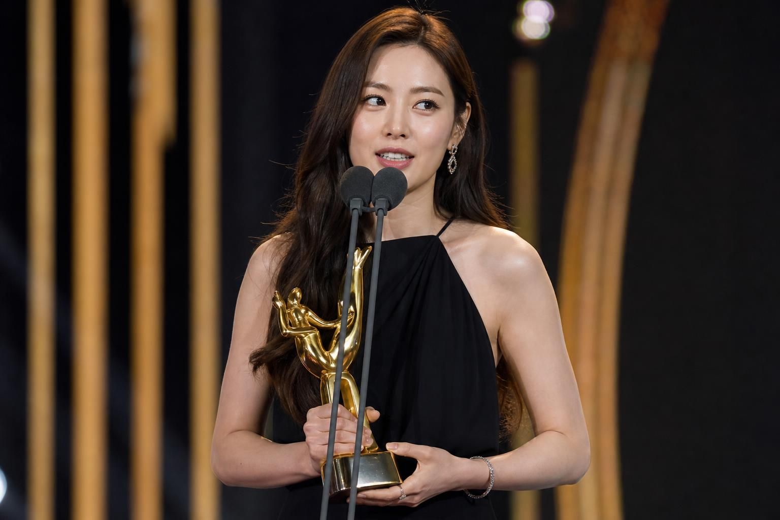 Nana award Image showing the article's key context - According to coverage of the event, Nana used the final lines of her acc...