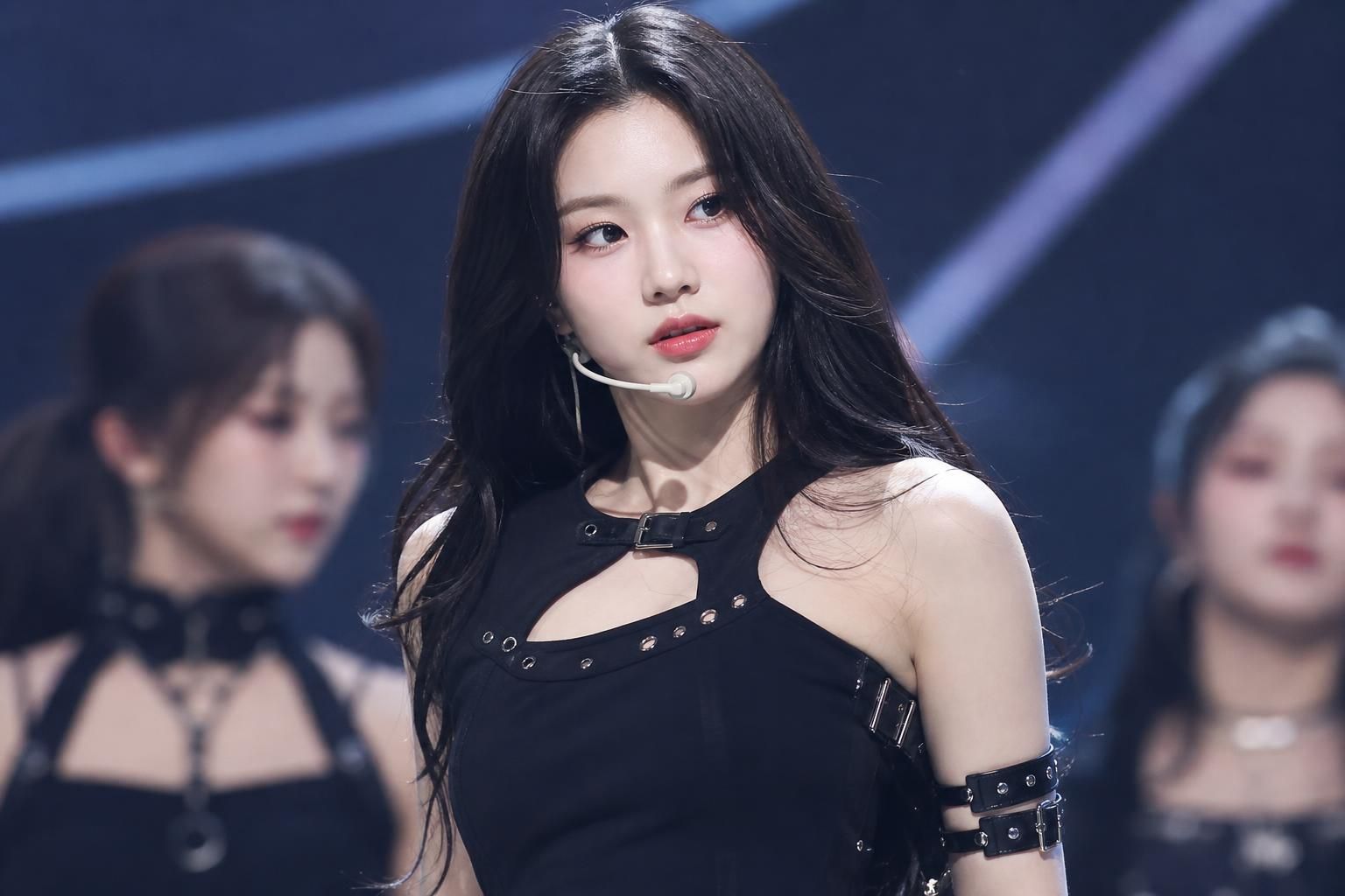 [K-pop promotion] Image showing the article's key context - In the community reaction, some users focused on what they saw as...