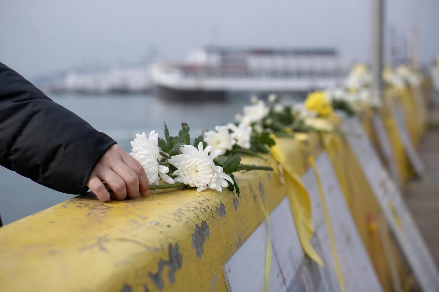 [Sewol memorial] Image explaining the article's impact and background - In the immediate aftermath of the tragedy, public att...