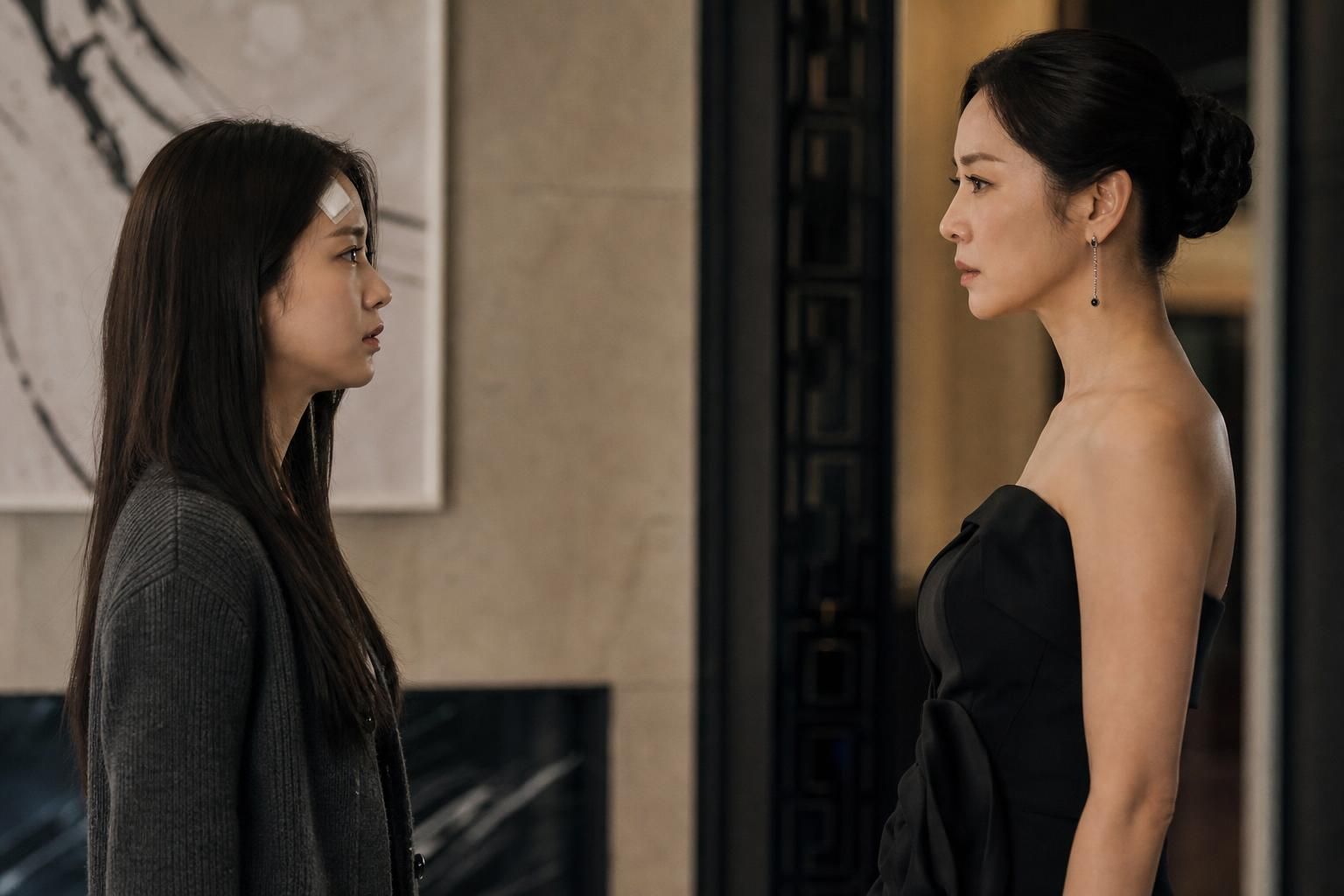 mother daughter Image showing the article's key context - In the stills, Ji Ni is shown with a bandage on her forehead, her g...