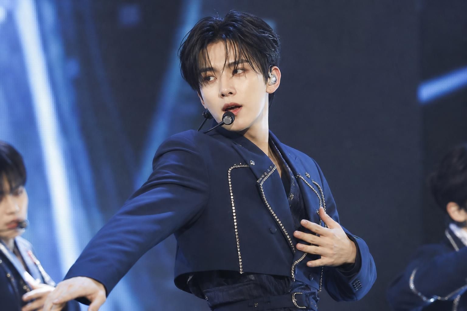 [stage injury, choreography adjustment, K-pop tour] Image explaining the article's impact and background - In K-pop, live per...