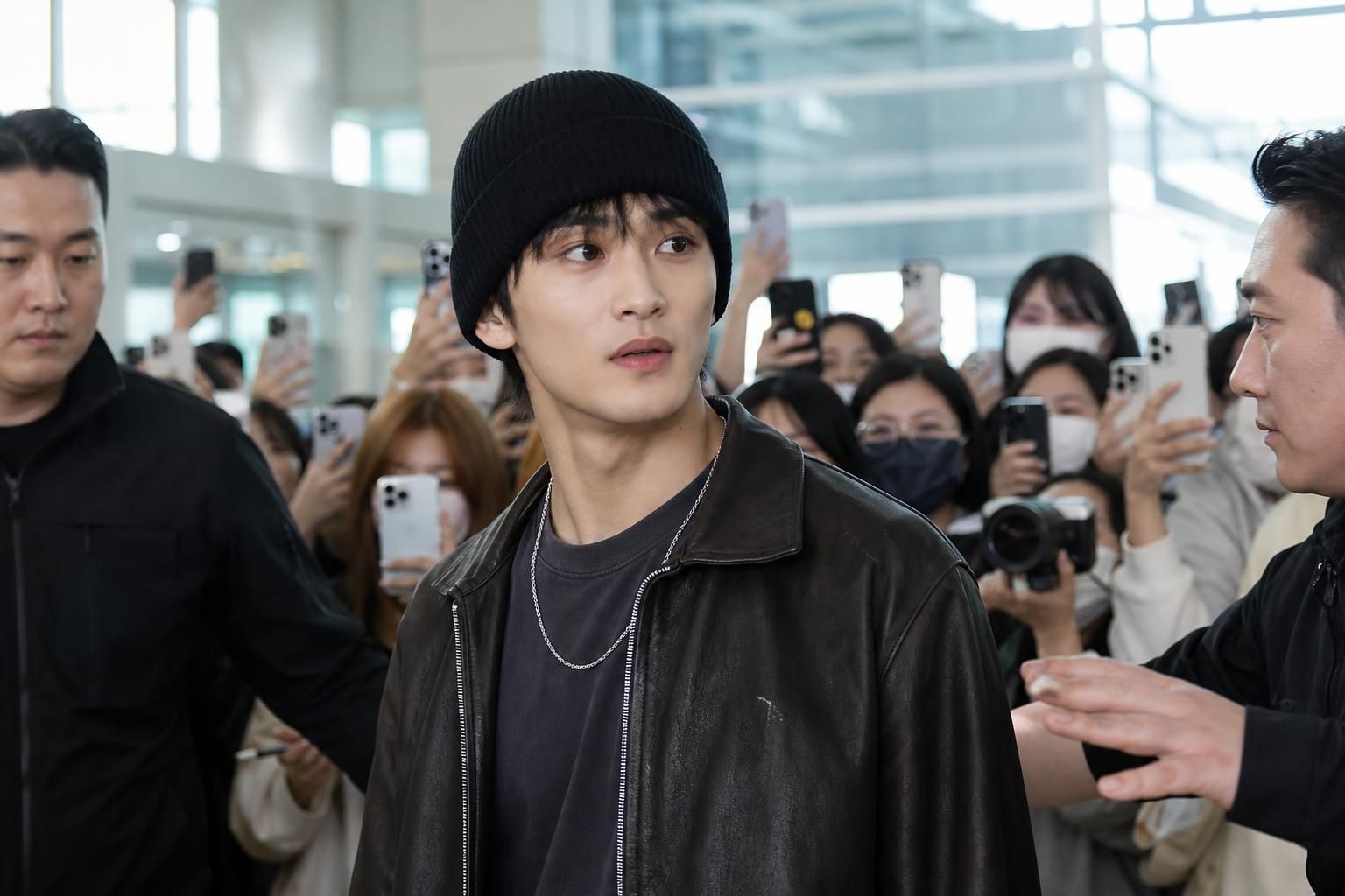 [K-pop idol] Image showing the article's key context - Koreaboo reports that Mark Lee’s appearance at the airport following h...