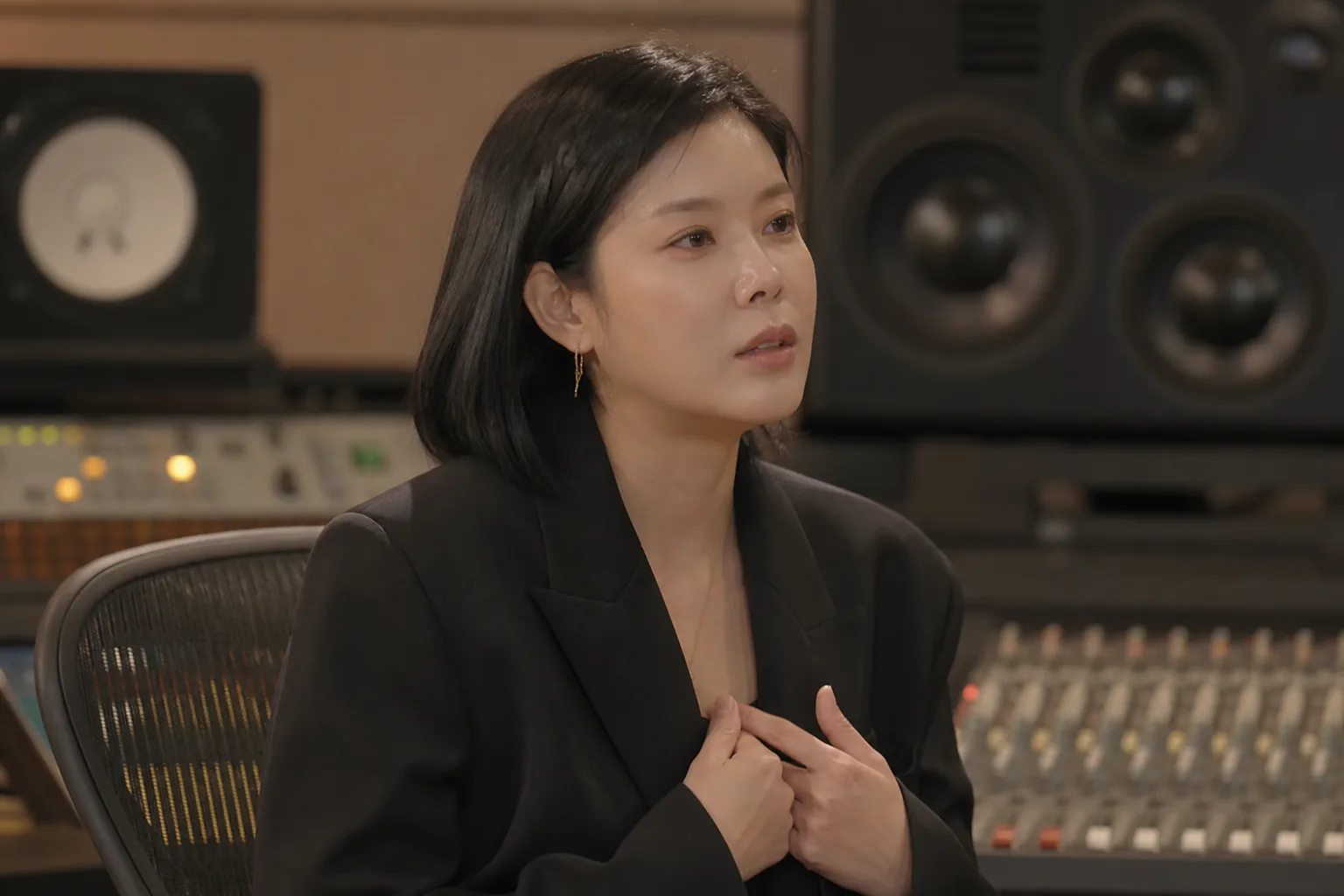 Close friends offering support during a private conversation in Korean entertainment
