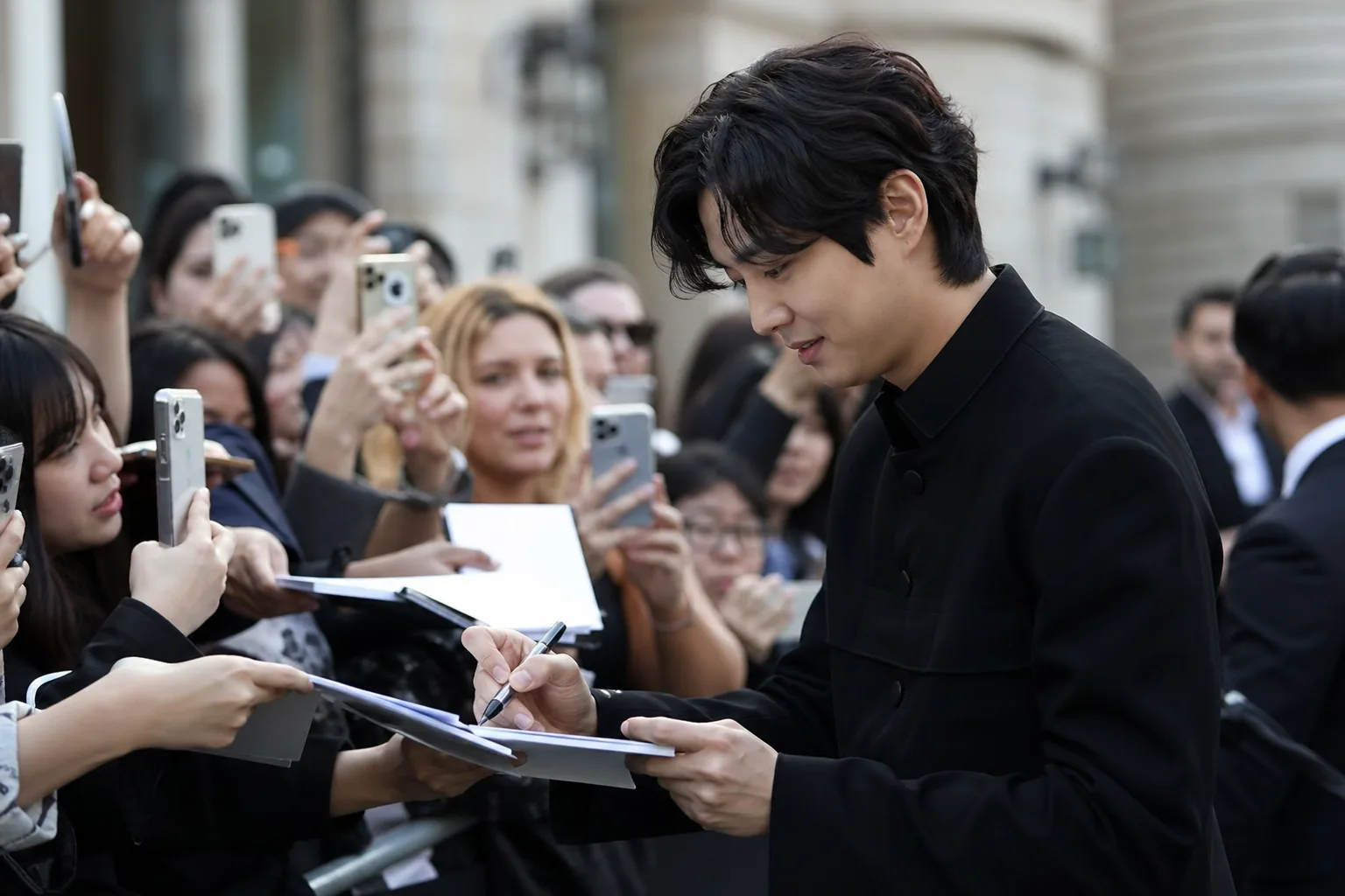 Online discussion about Korean entertainment fan interactions after Paris fashion show
