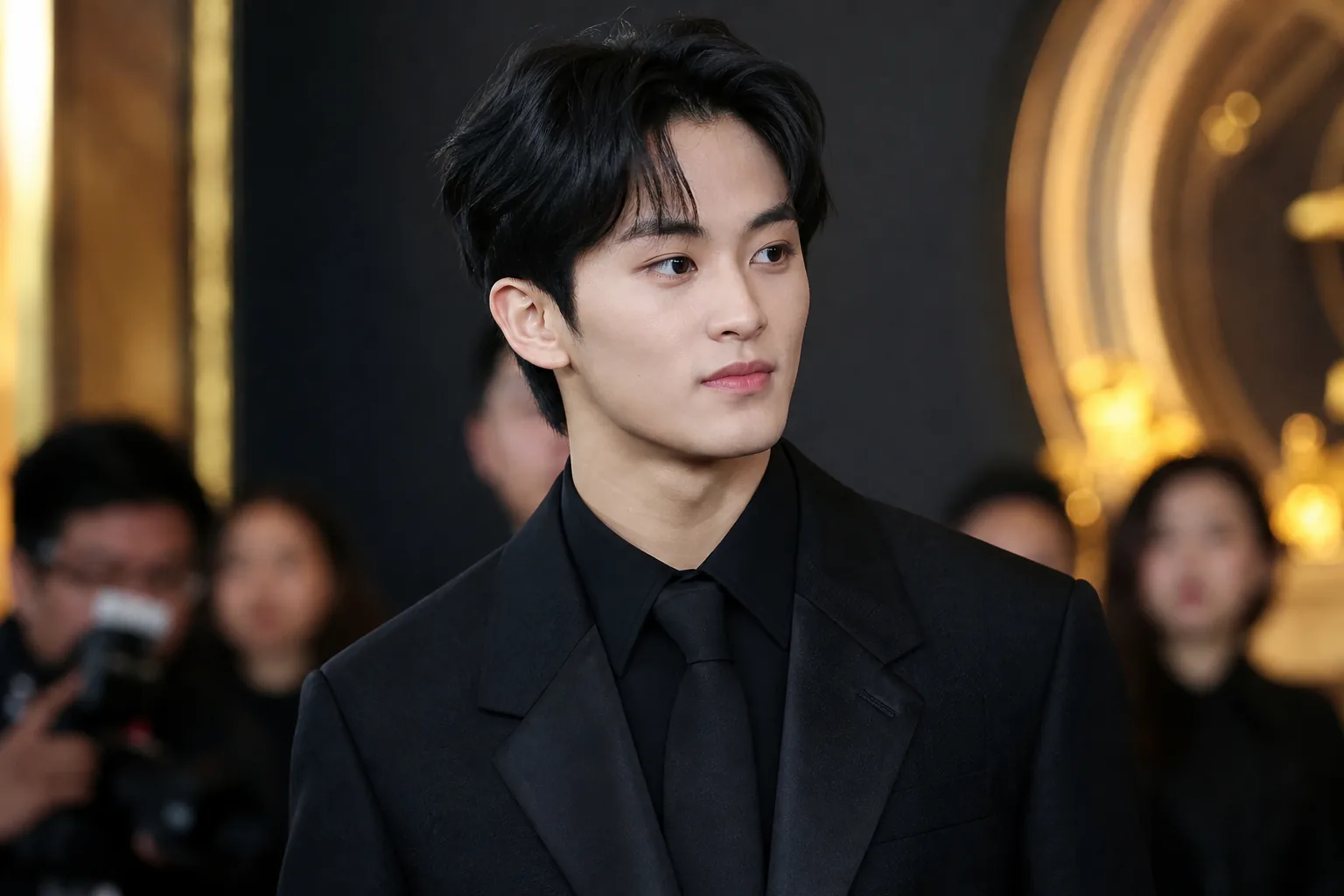 K-pop agency statement and fan discussion after online controversy