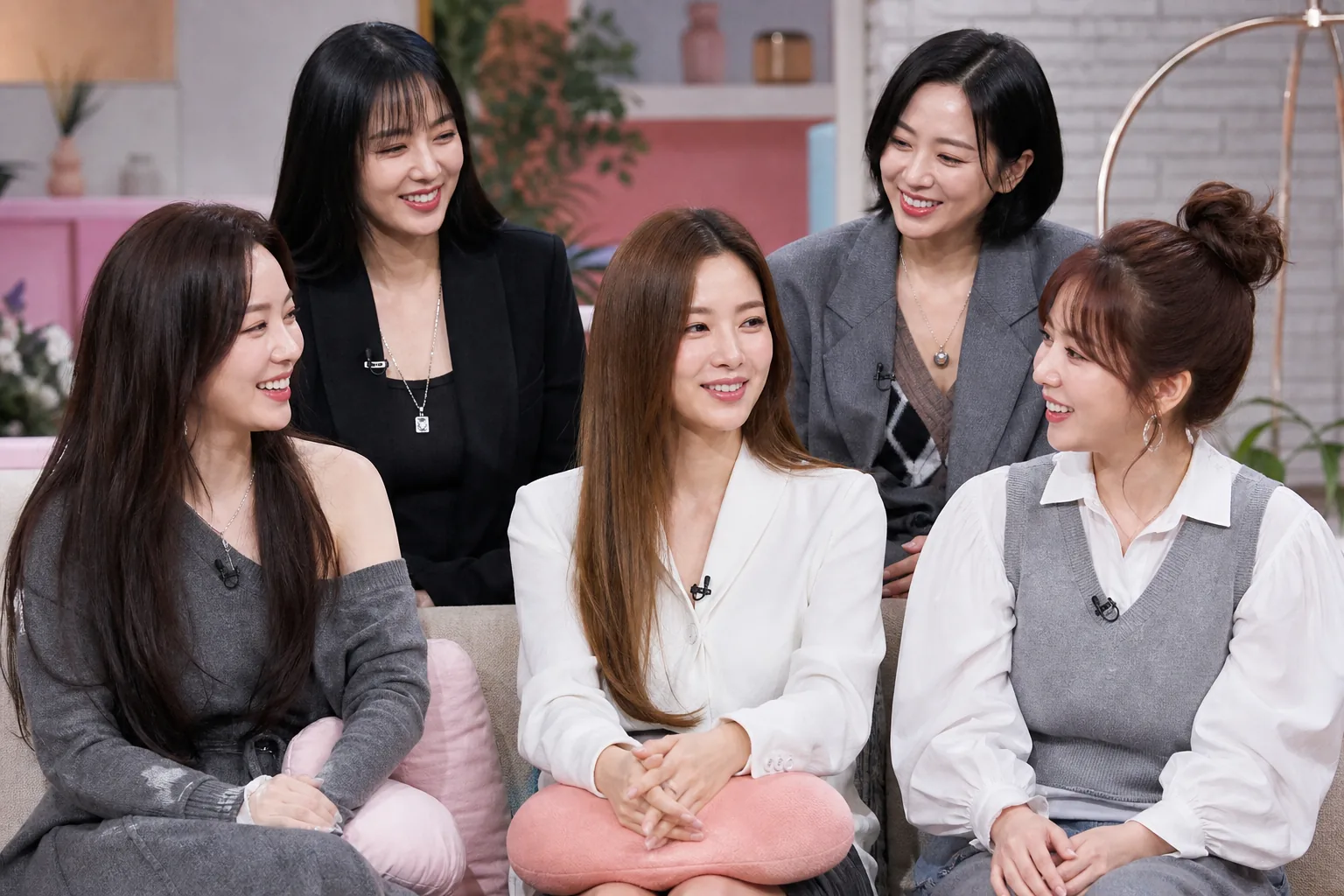 Korean variety show studio scene reflecting Yoon Eun-hye dating discussion