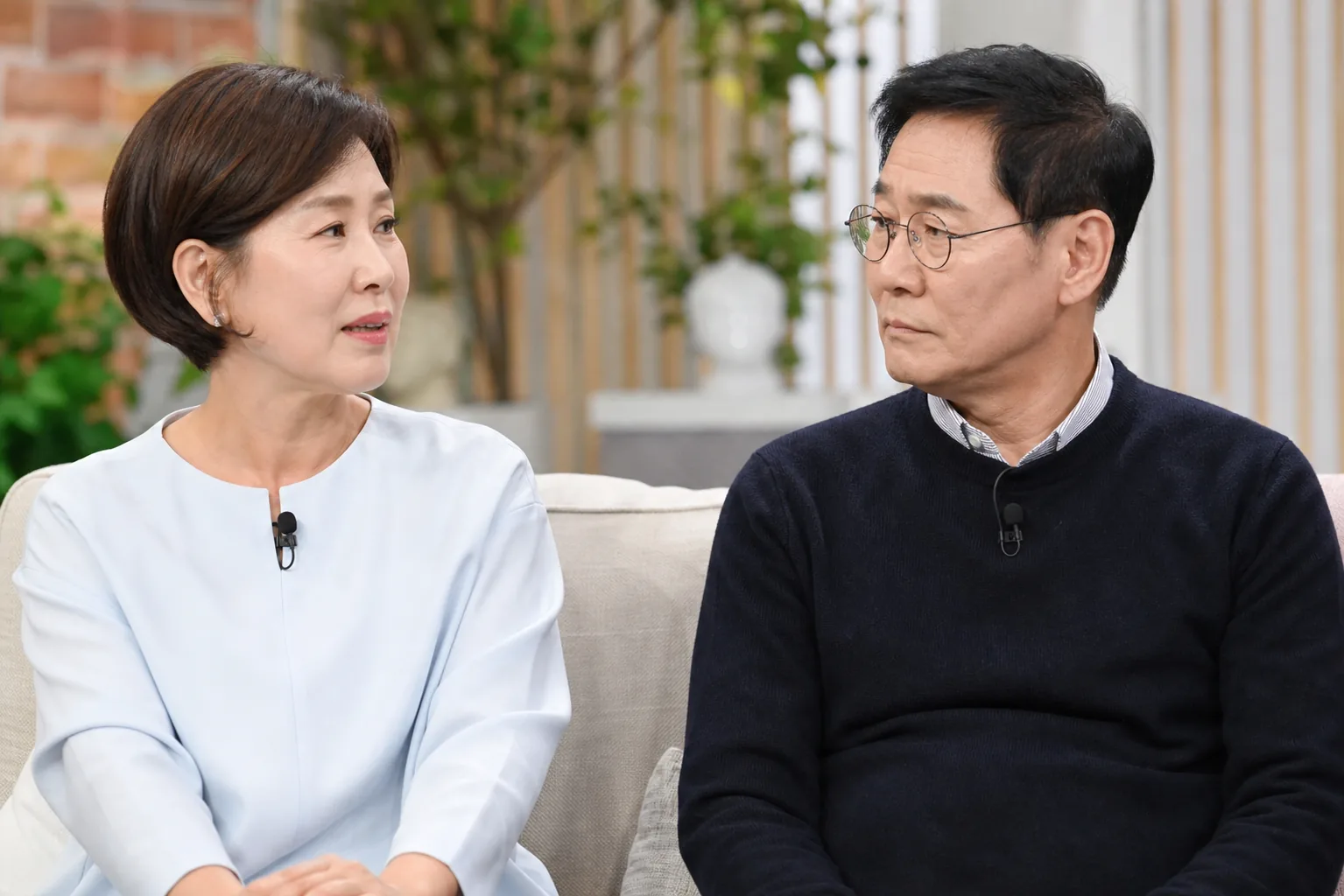Korean TV studio discussion about Yeo Esther and Hong Hye-geol reunion