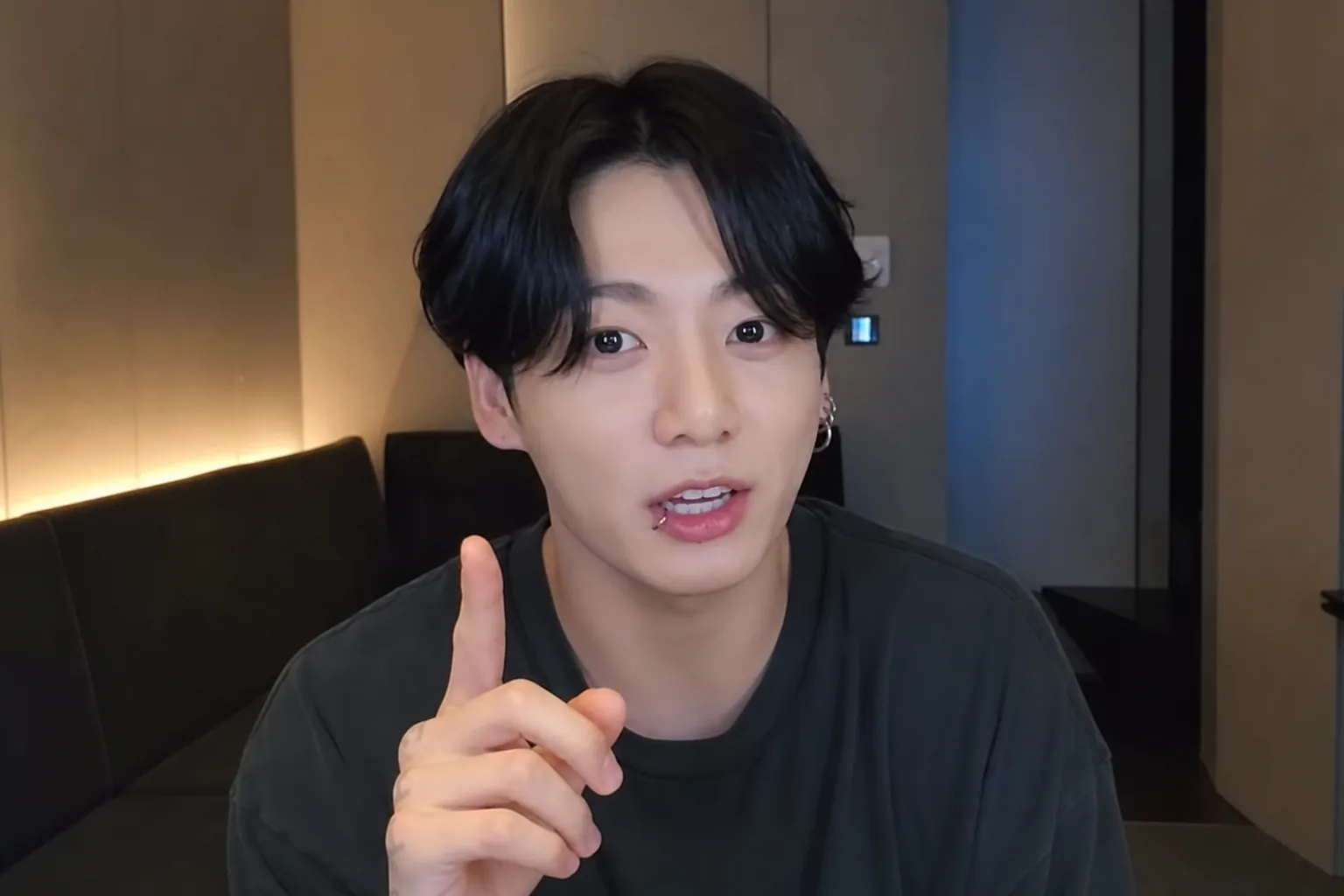 Online fan comments during a K-pop idol livestream discussion