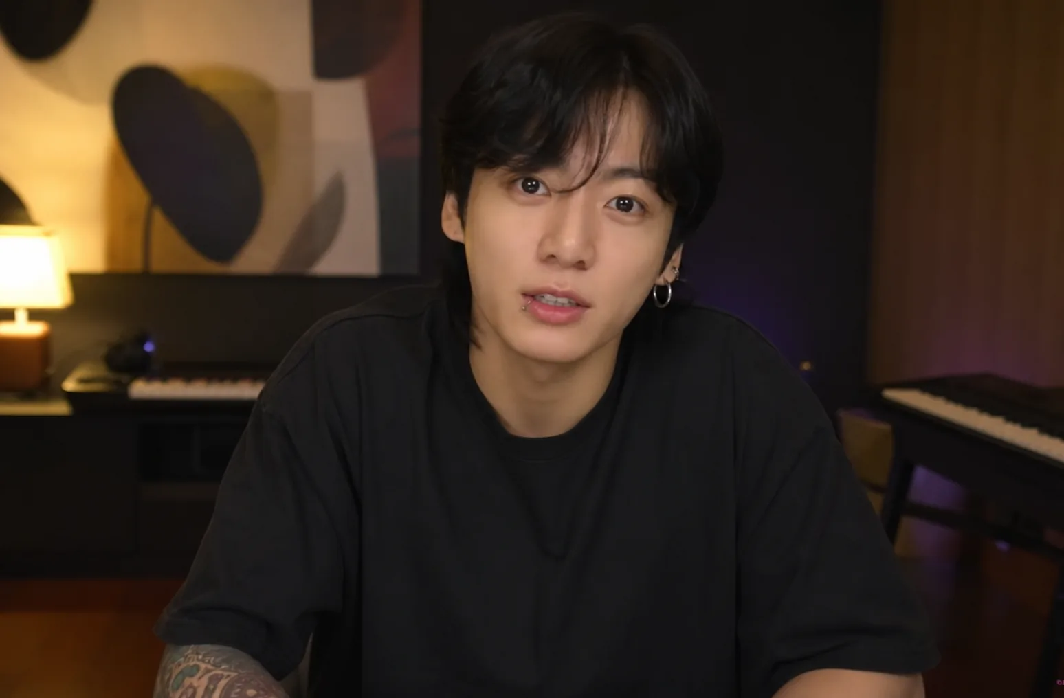 K-pop concert stage heat and post-show livestream context
