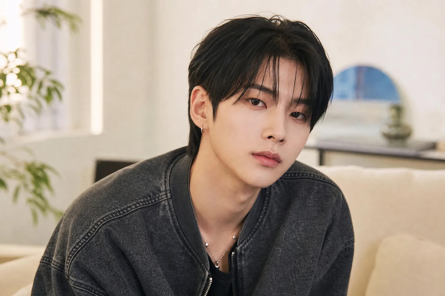 K-pop idol messaging a fan about a cafe drink recommendation