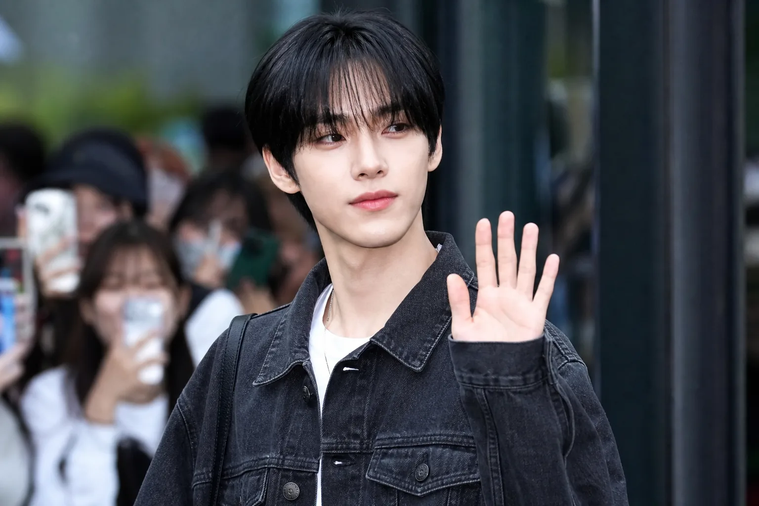 Online K-pop fan discussion reacting to an idol's consumer choice