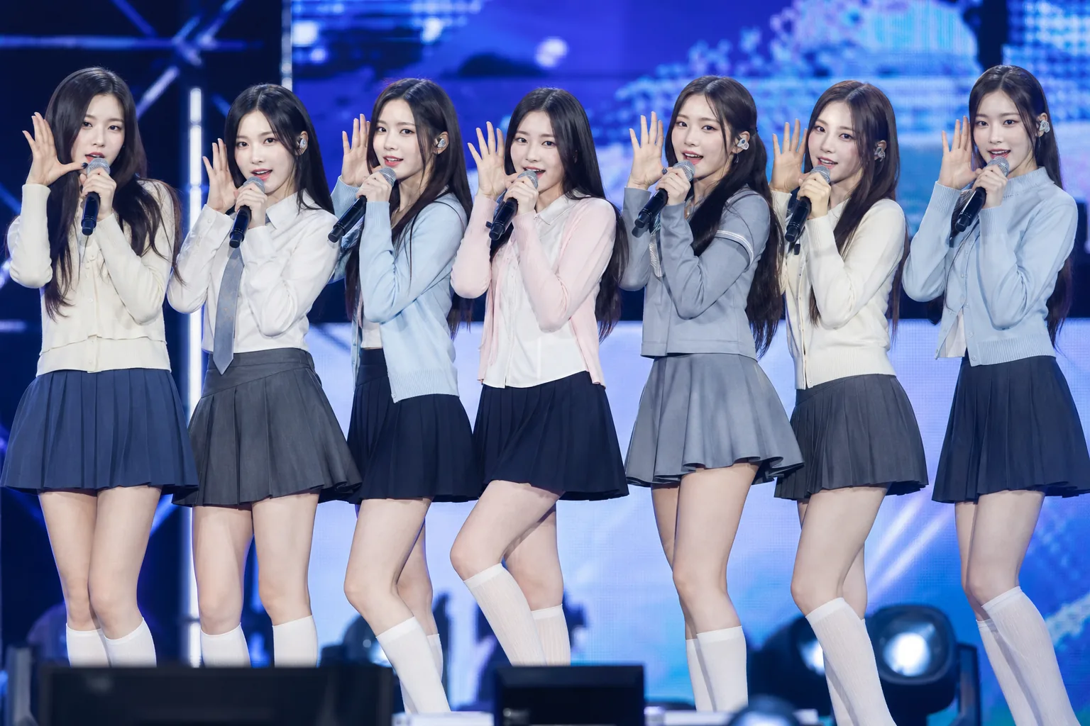 K-pop fans discussing live vocals and performance expectations online