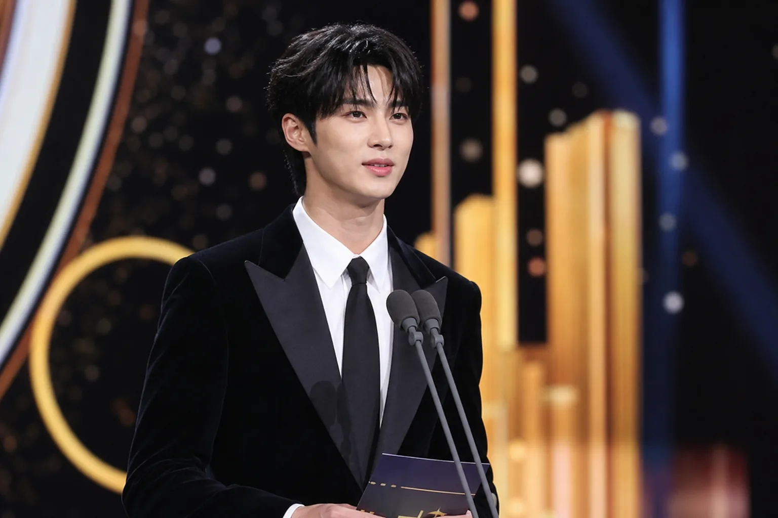 Editorial image explaining Korean award show audience interest and fan culture