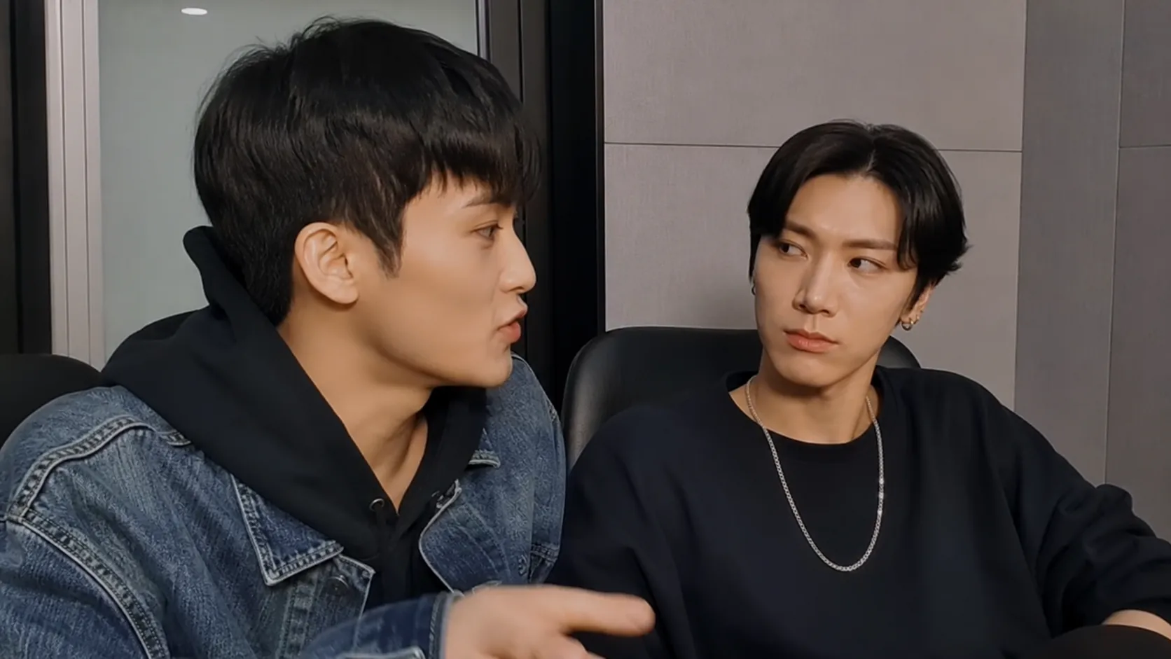 Fans watching an archived K-pop livestream clip and discussing it online