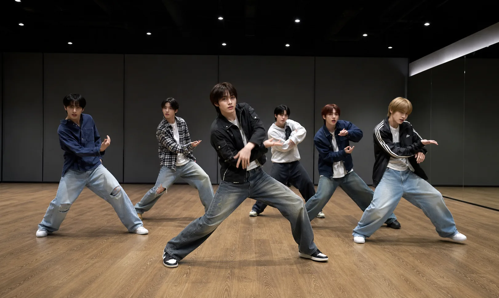 Editorial image of idol choreography rehearsal and fan-focused performance content
