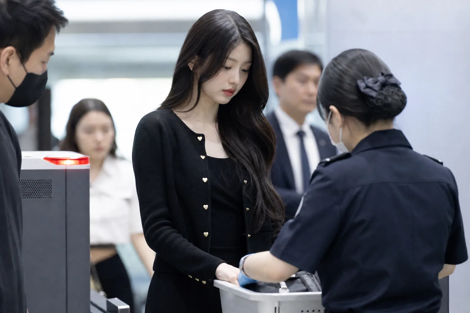 Fans discussing Jang Wonyoung airport video online
