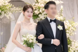 FIESTAR Linzy wedding news editorial image with elegant stage lighting