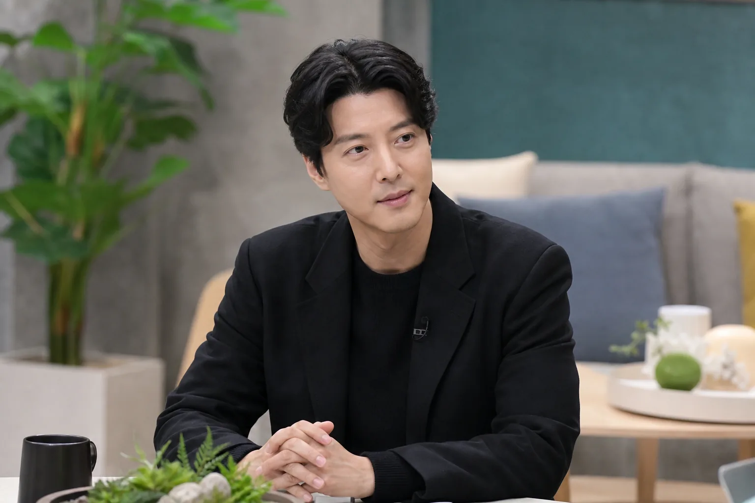 Korean actor balancing cafe business and television variety work