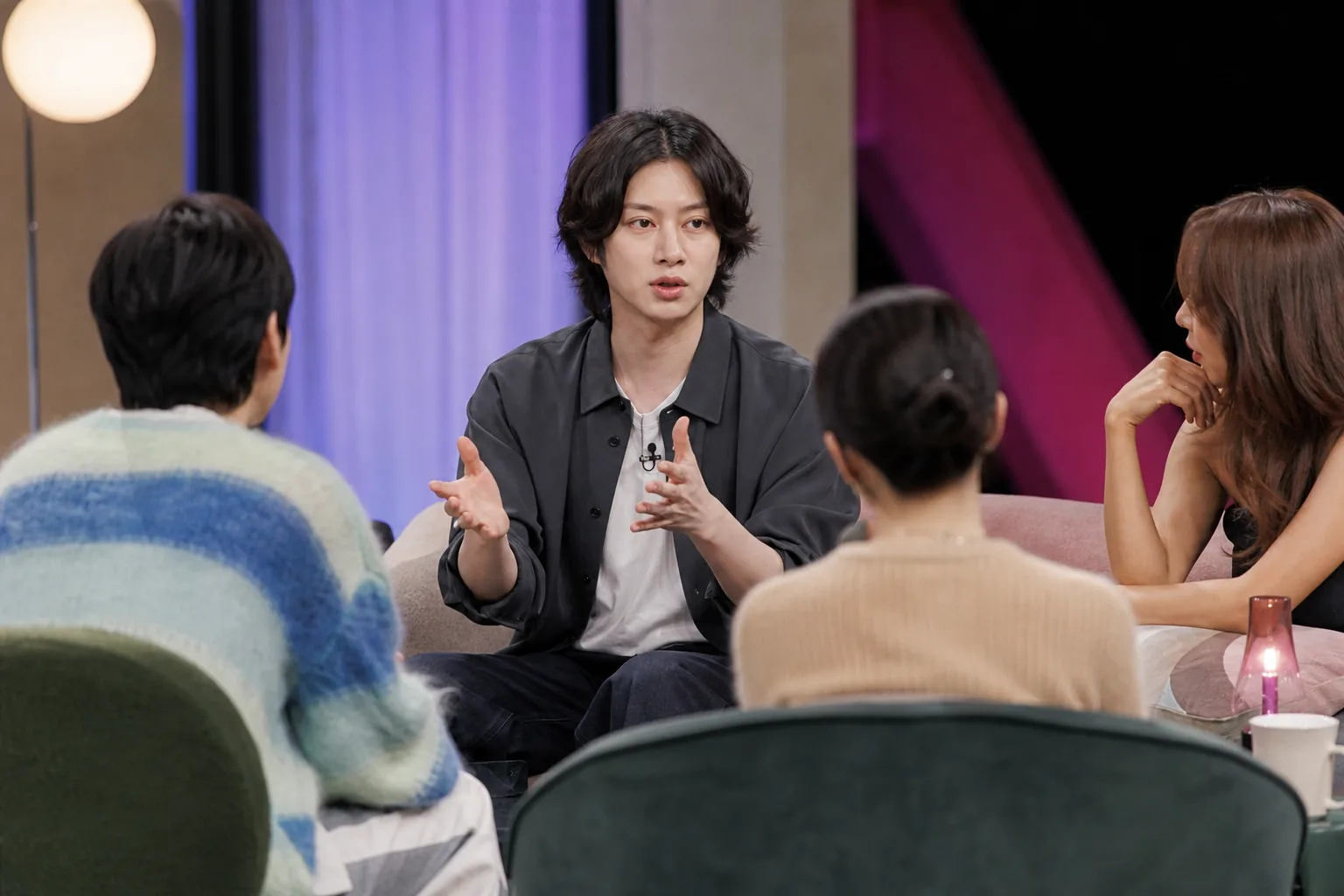Korean entertainment talk show panel discussing relationships