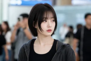 Editorial image representing NMIXX Haewon short haircut discussion among K-pop fans