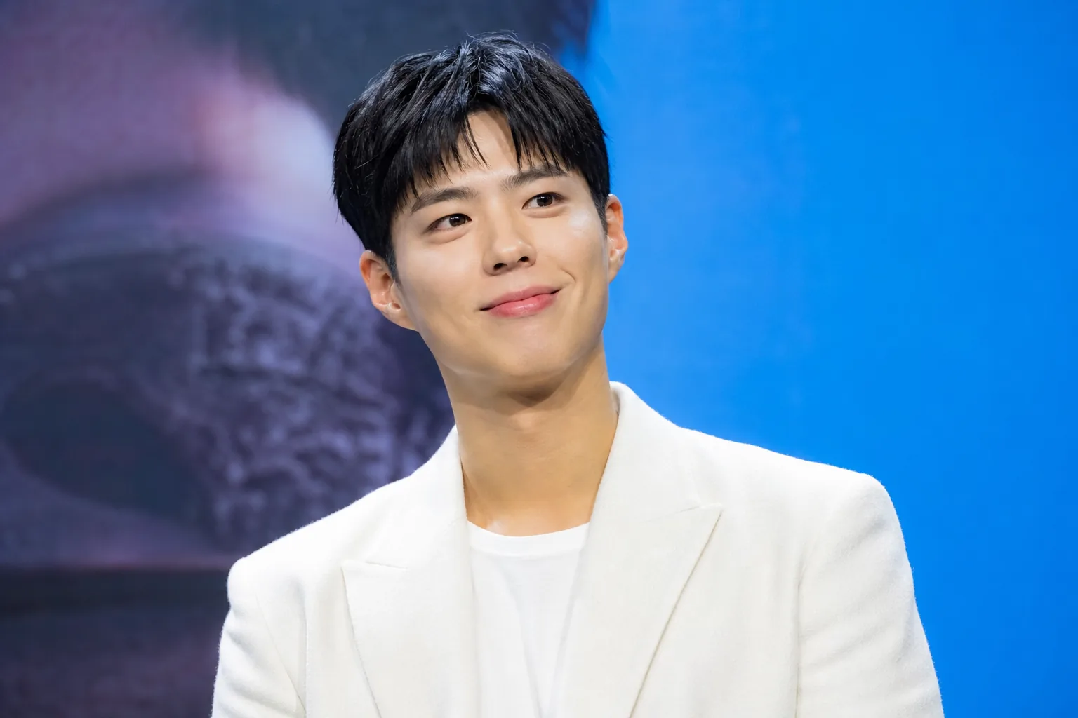 Family encouragement and positive words shaping confidence in Korean entertainment