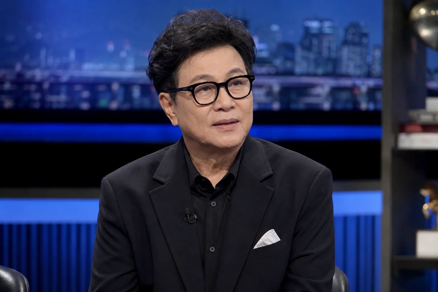 Veteran Korean singer discussing family and music career on television