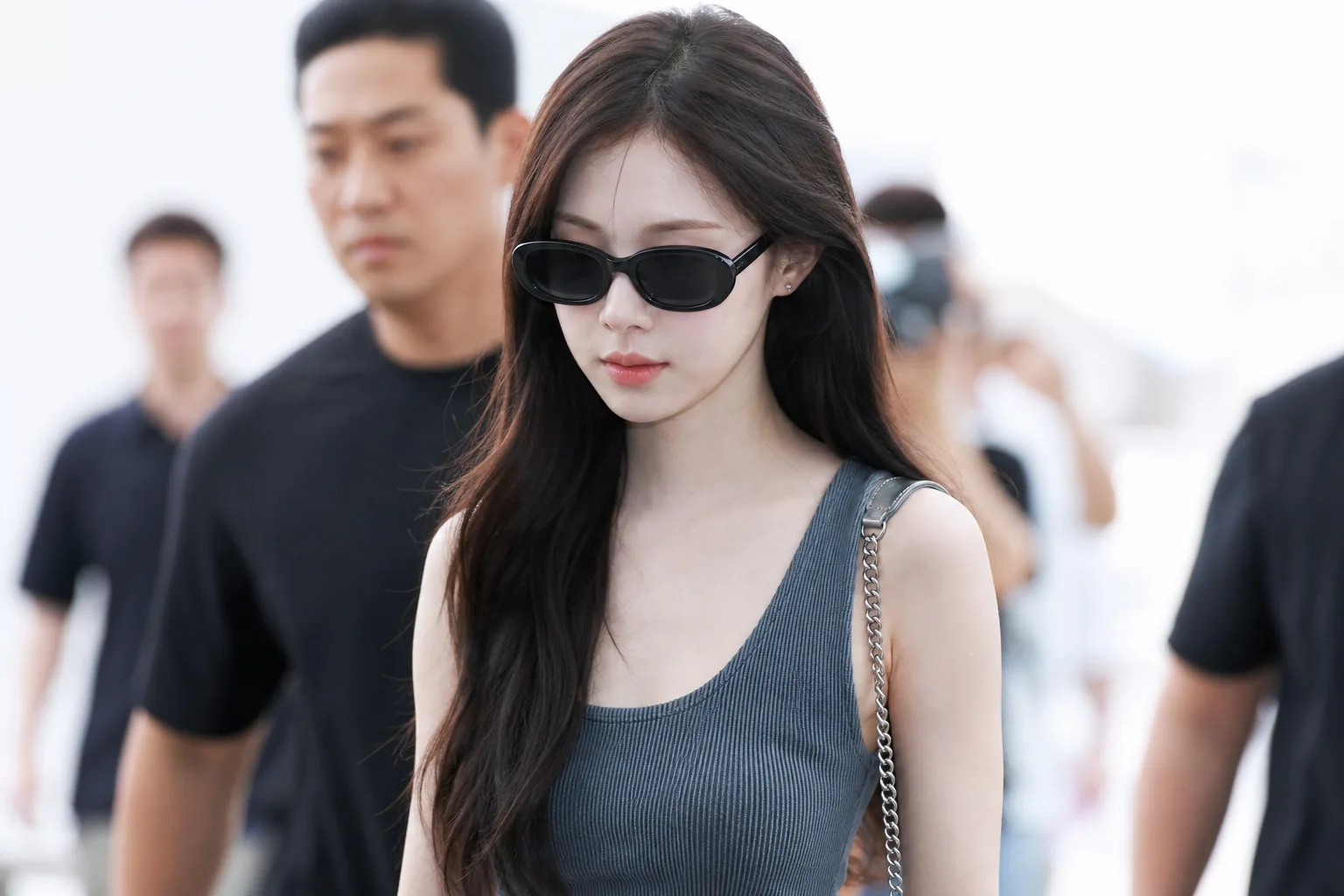 Fans analyzing K-pop airport photos amid tattoo speculation