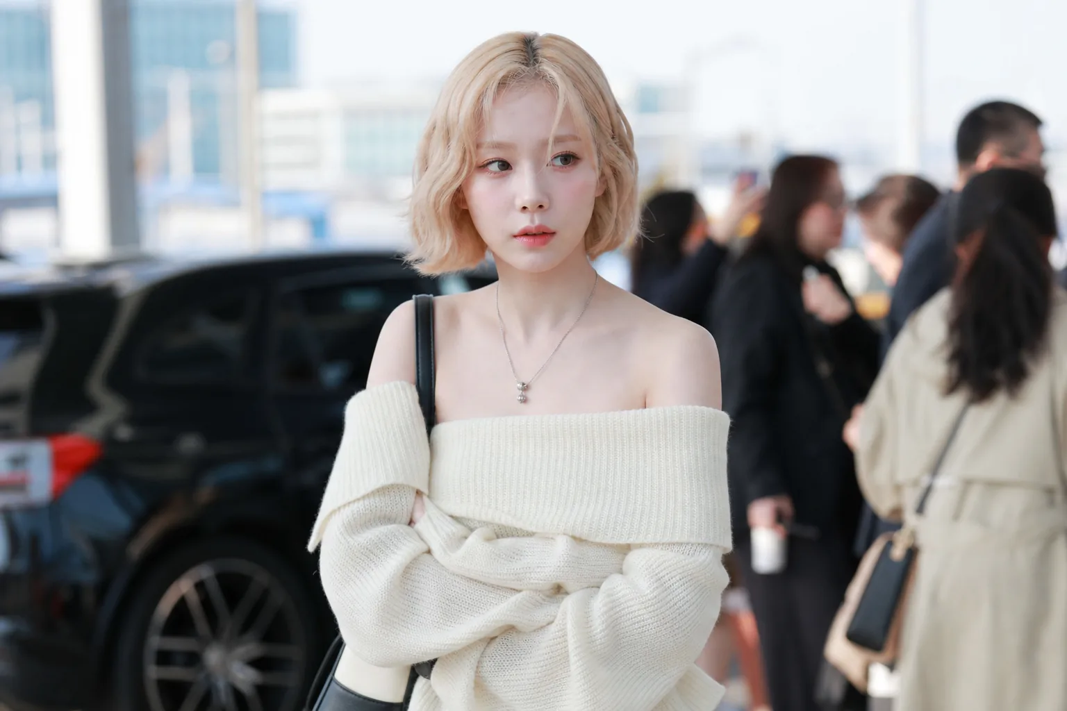 Online K-pop fandom discussion about privacy and dating rumors