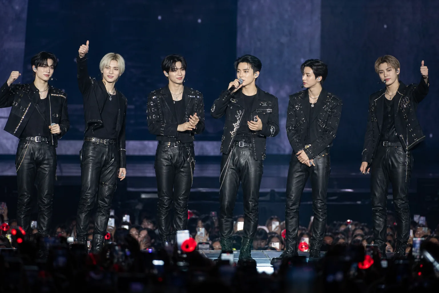 K-pop concert crowd reacting to ENHYPEN six-member lineup discussion