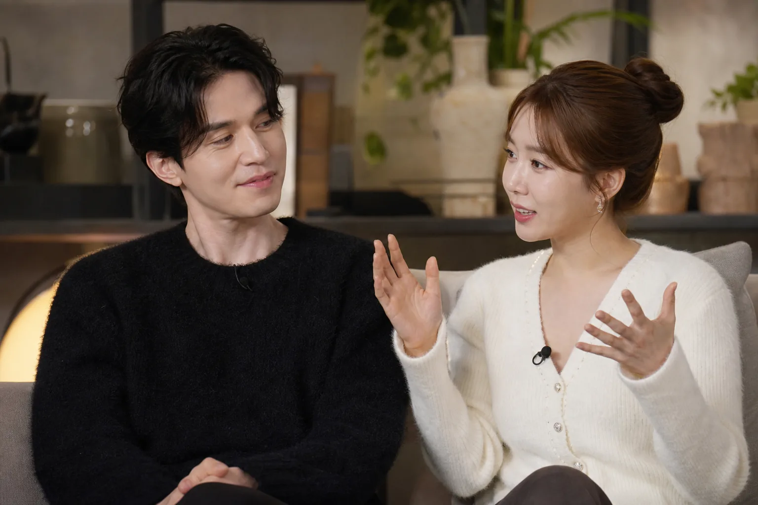 Korean drama co-stars beach conversation reunion special