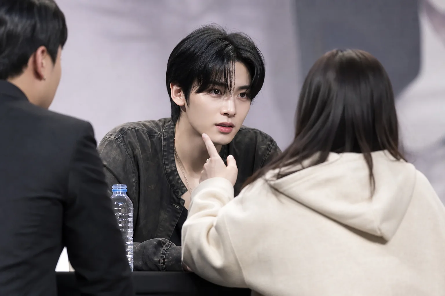 K-pop fan sign event table with empty seats and boundary discussion