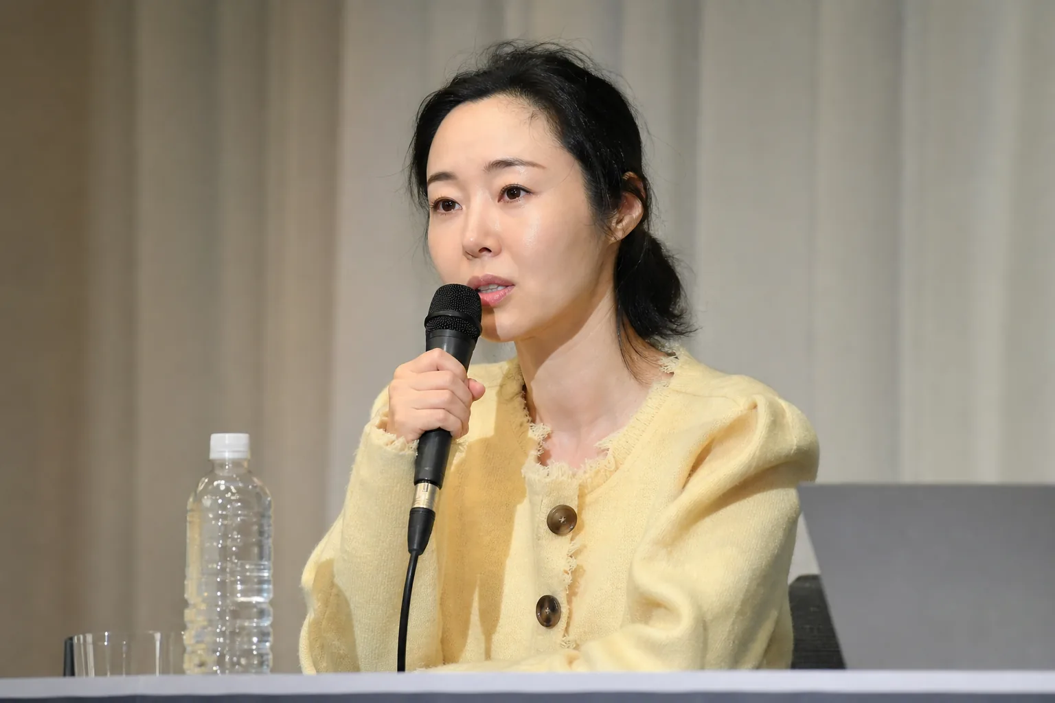 Reporters at a Seoul entertainment press briefing discussing NewJeans uncertainty