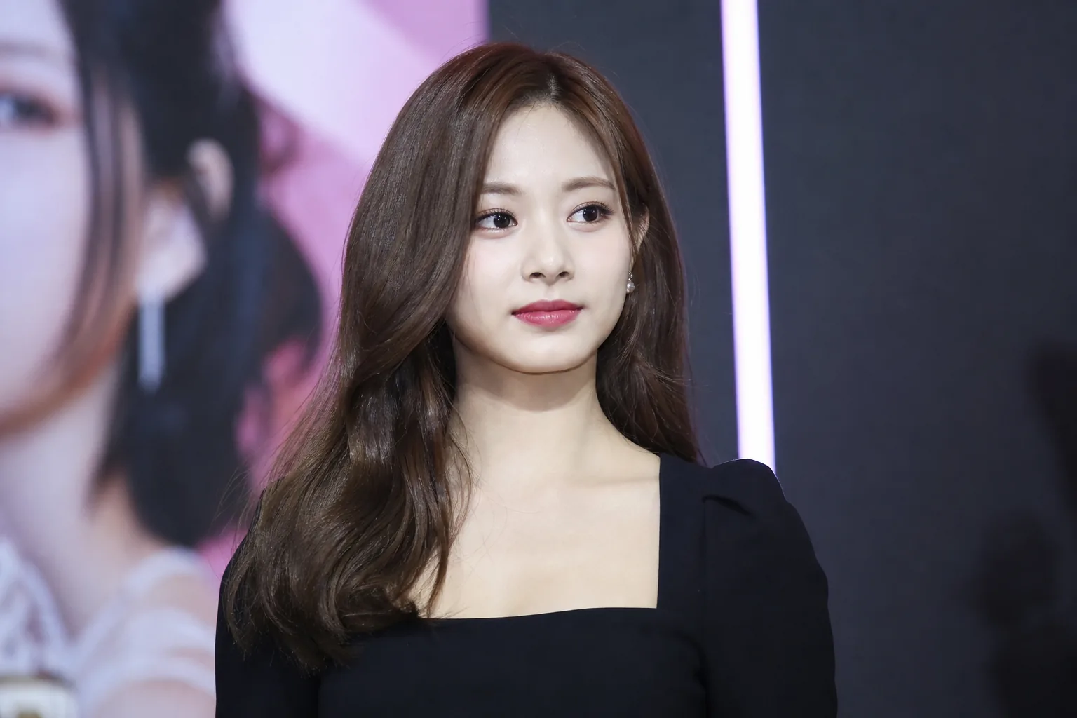 K-pop contract renewal discussion surrounding TWICE member Tzuyu