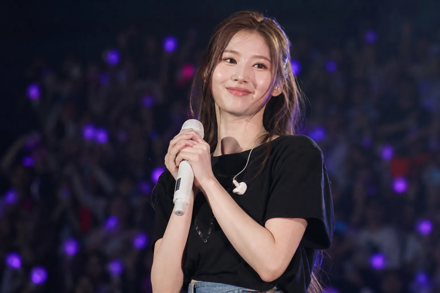 K-pop contract renewal discussion represented by stage lights and business documents