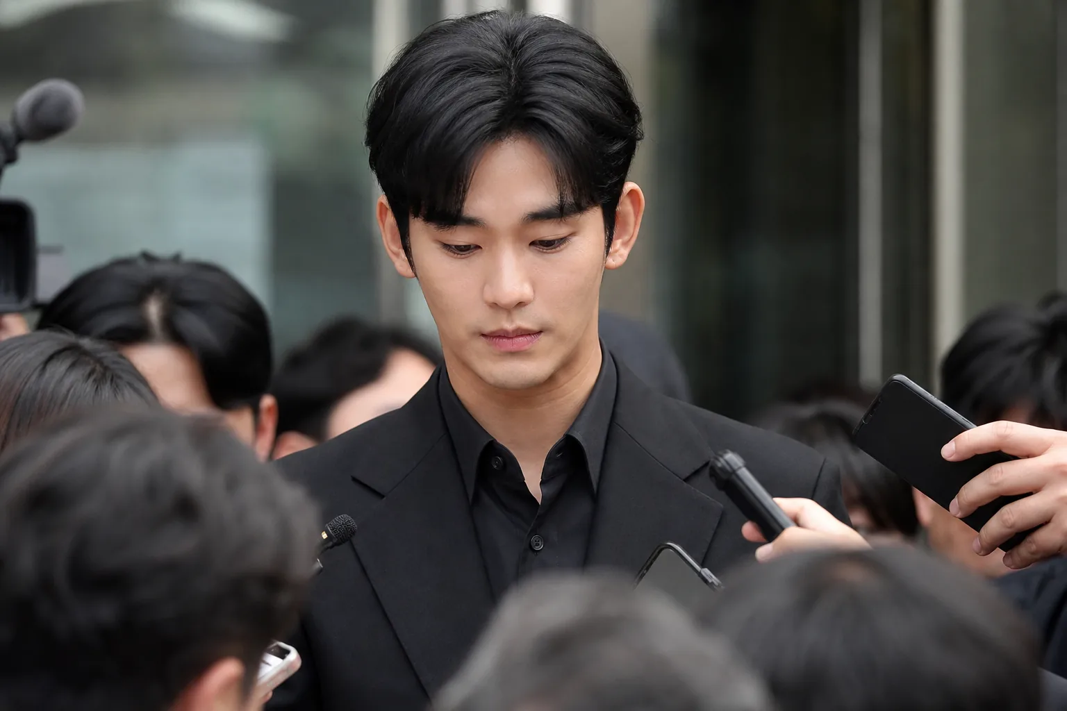 Public reaction and industry support around Korean actor comeback