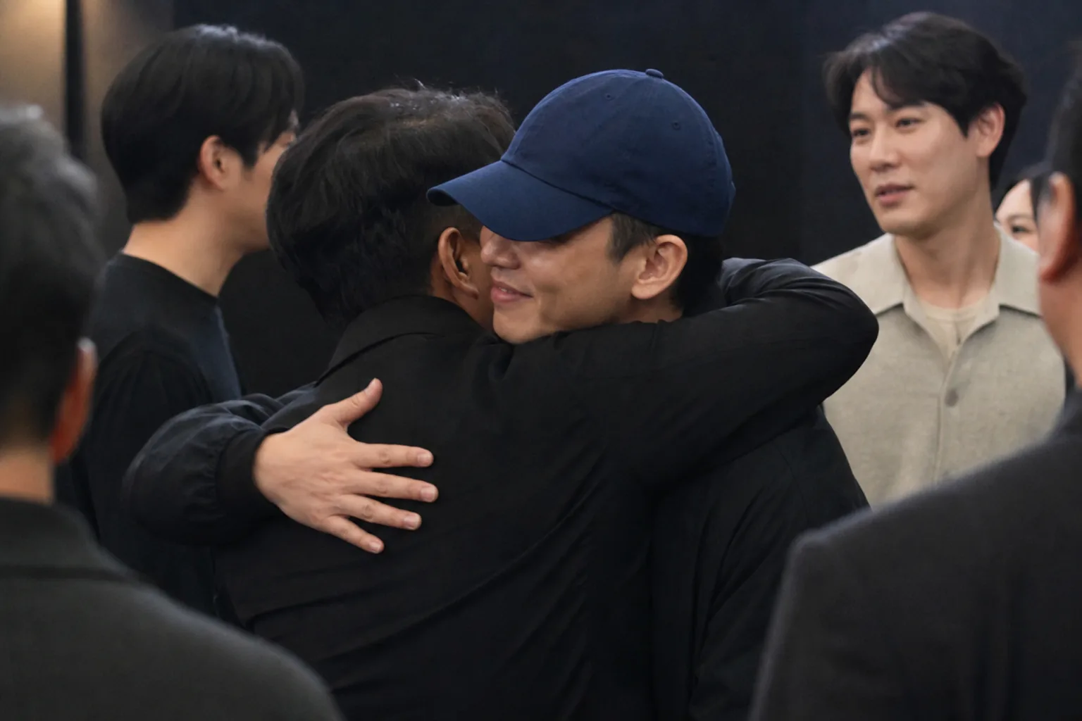 Low profile celebrity arrival at a Seoul film screening