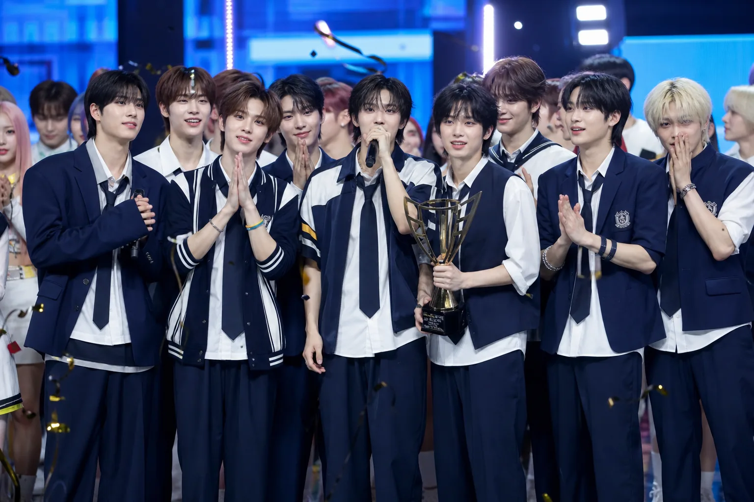 AHOF RUN TO YOU music show win celebration concept