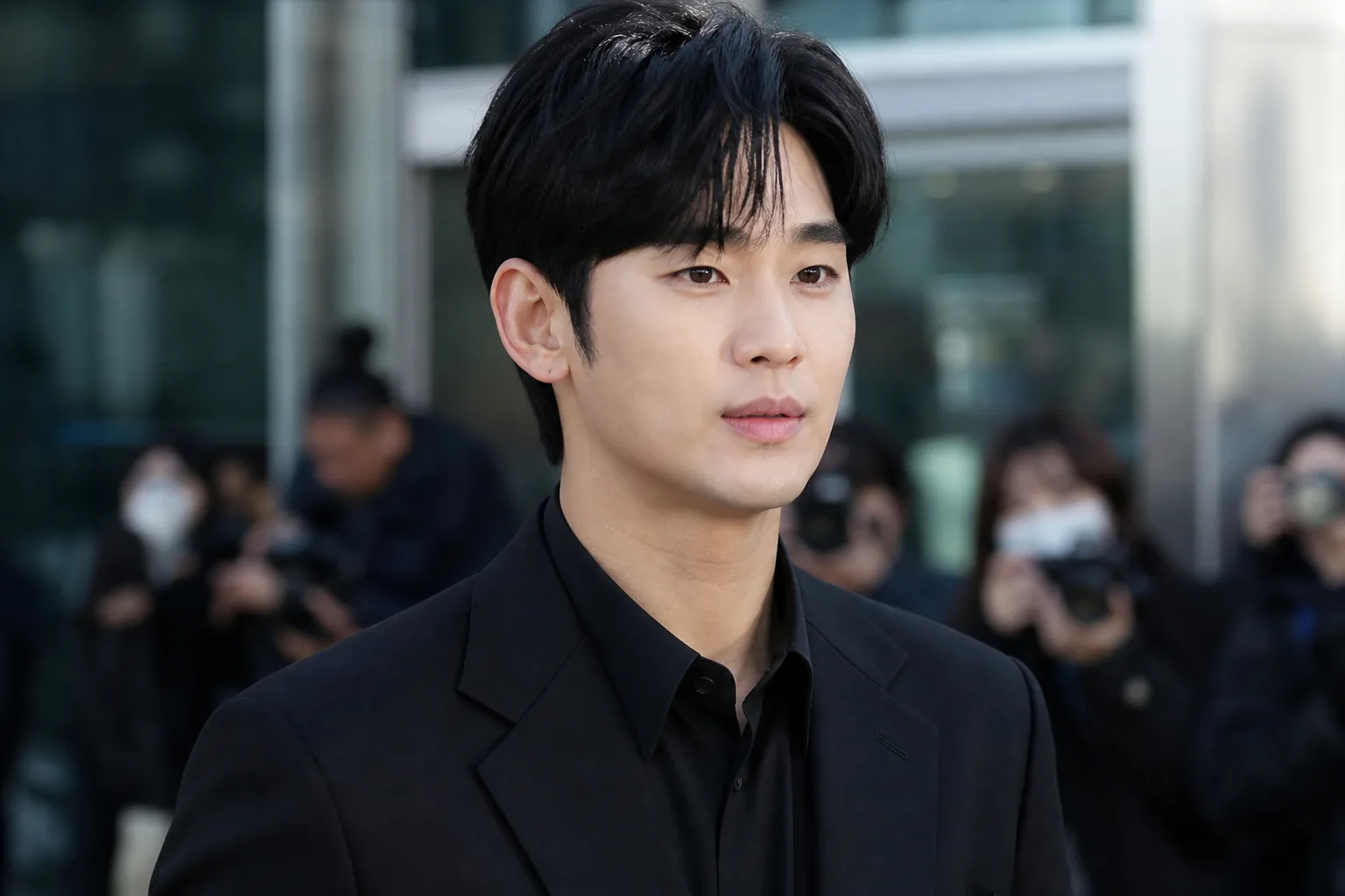 Entertainment press cameras representing public scrutiny around a Korean actor comeback