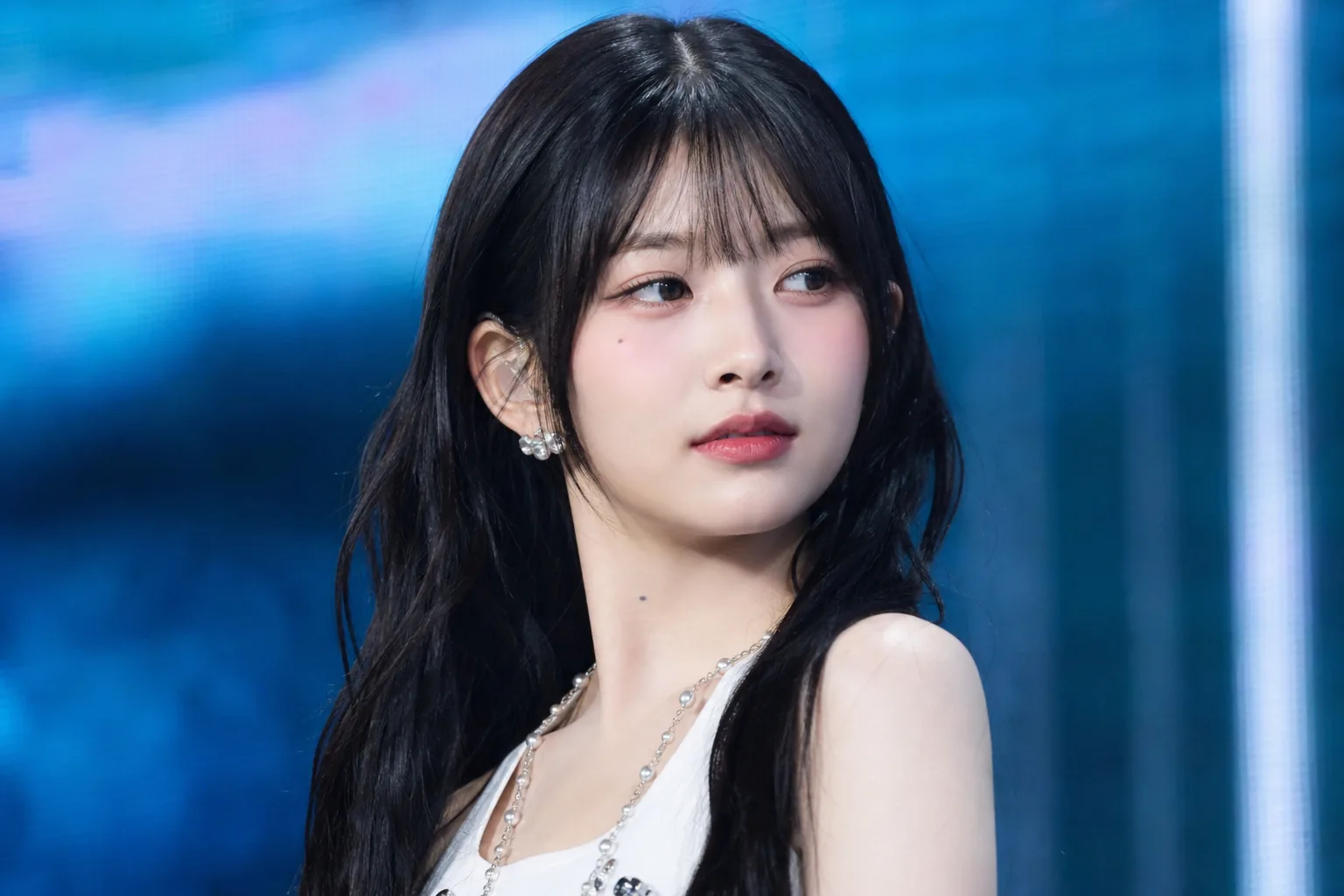 K-pop idol portrait studio image representing Rei discussing personal appearance choices