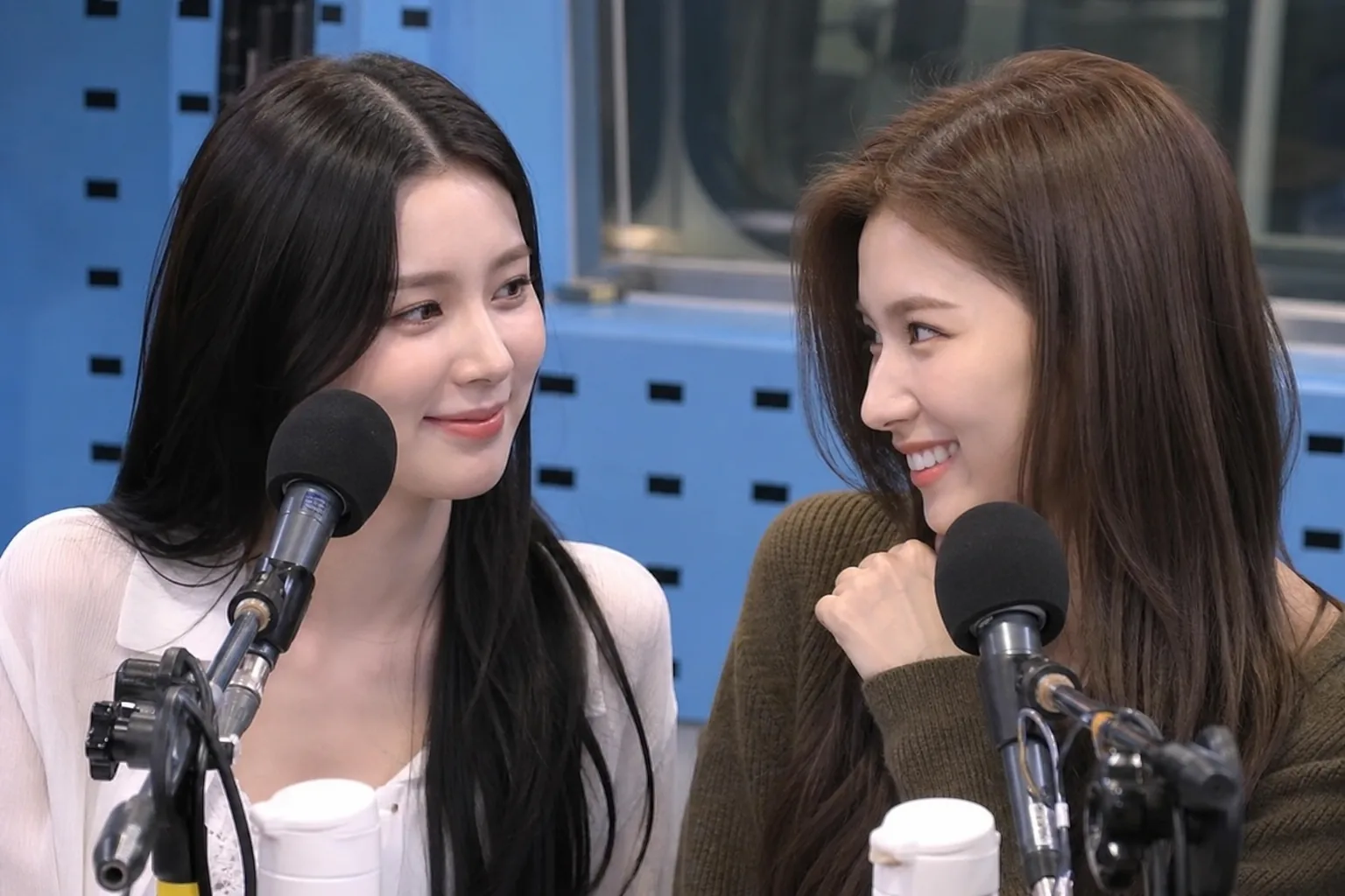 Fans reacting online to a playful K-pop variety show moment