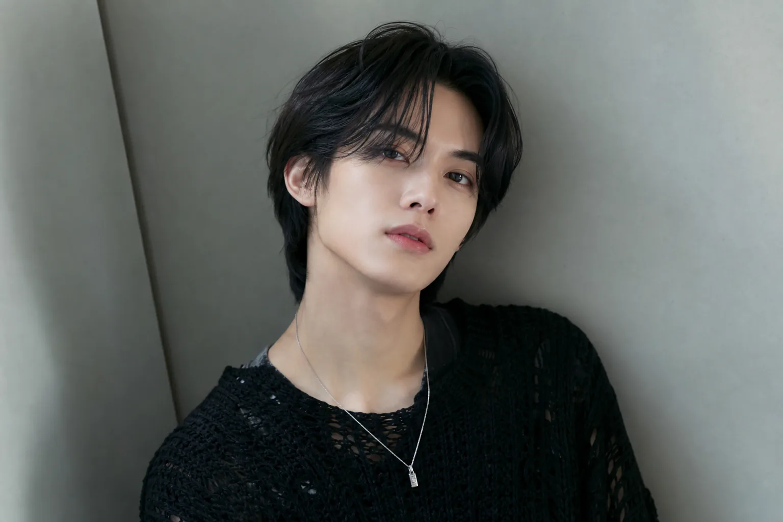 Fans looking at social media updates about a K-pop artist's personal remarks
