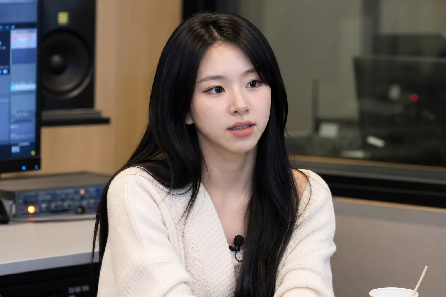 K-pop idol variety show studio image for Chaeyoung discussing an old photo controversy