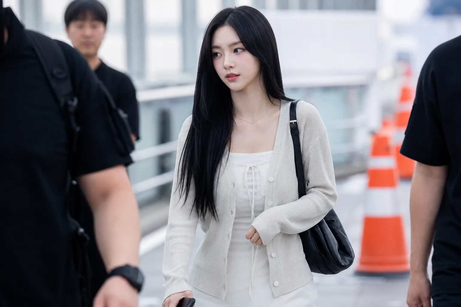 K-pop airport fashion coverage inspired by aespa Karina