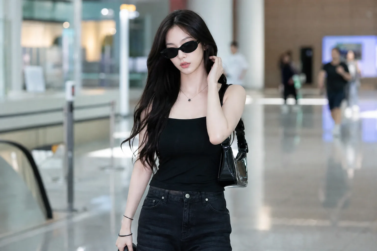 Fans reacting online to a K-pop idol airport fashion moment
