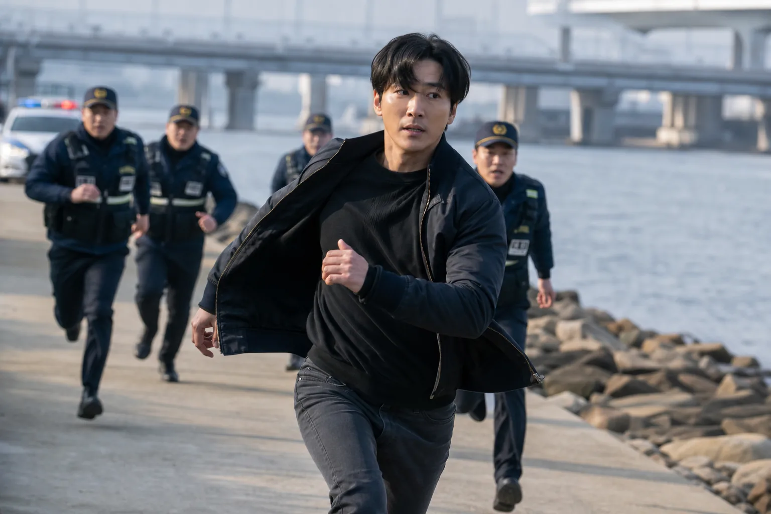 Korean thriller protagonist cornered during an urgent police chase