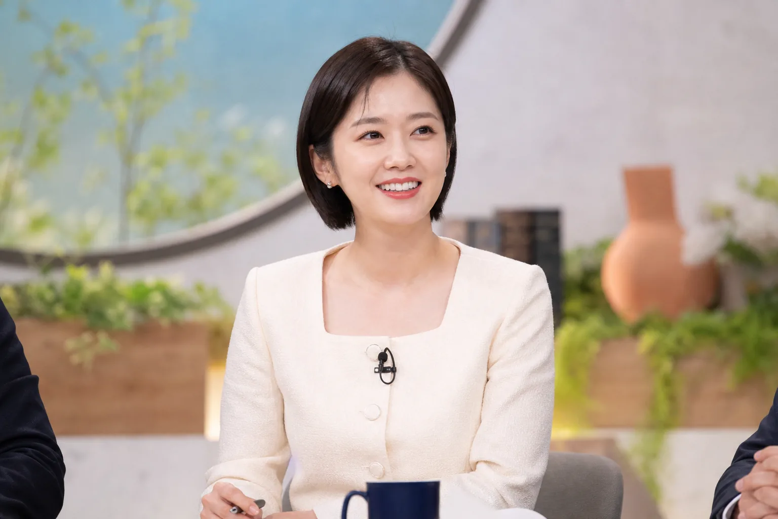 Korean morning television studio wedding announcement for Yang Na-rae