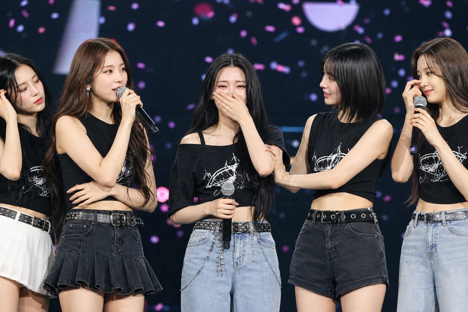 K-pop fans discussing CLC reunion concert lineup questions online